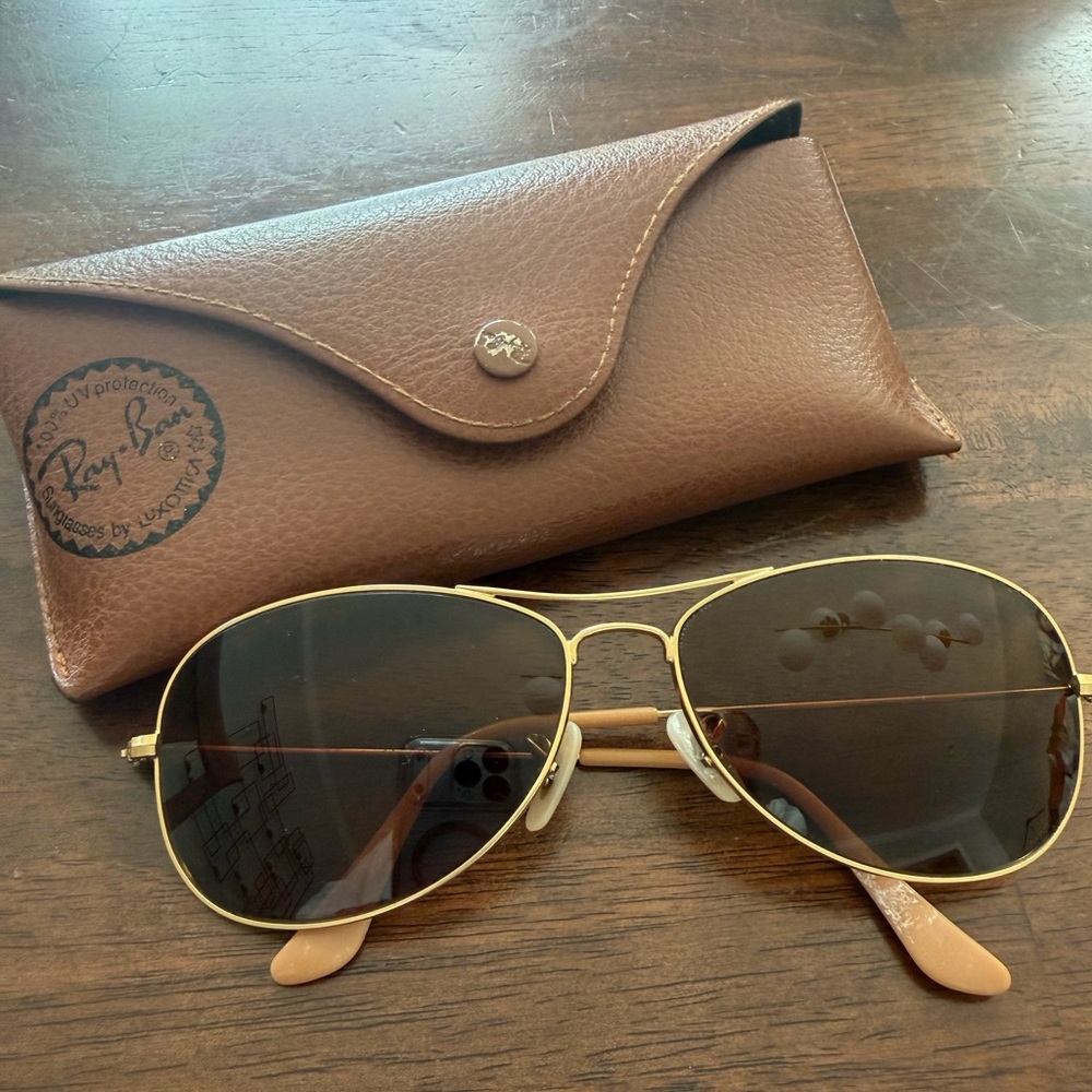 Woman’s Gold Rim Ray-Ban Aviator